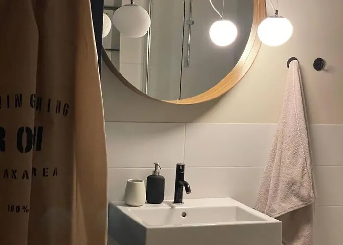 Elegant Riverside Flat Garden Appartamento