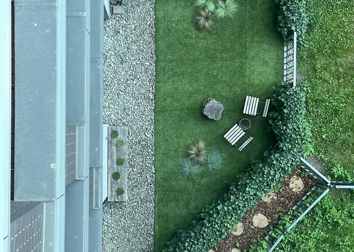 Elegant Riverside Flat Garden *