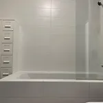 Elegant Riverside Flat Garden דירה