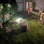 Elegant Riverside Flat Garden דירה