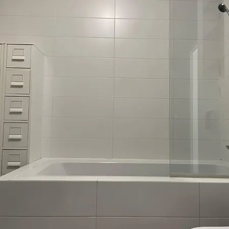 Elegant Riverside Flat Garden Apartamento