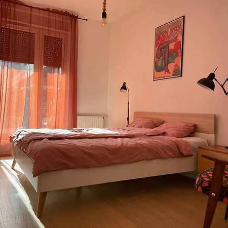 Elegant Riverside Flat Garden *