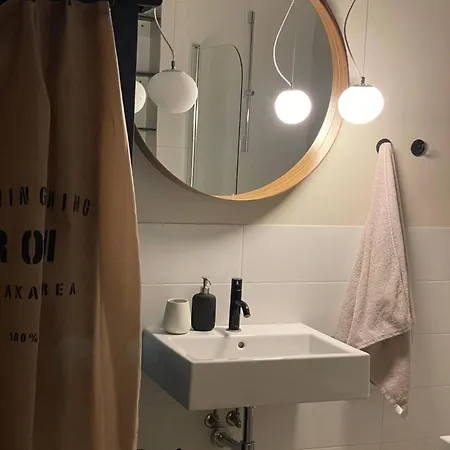 Elegant Riverside Flat Garden Apartamento