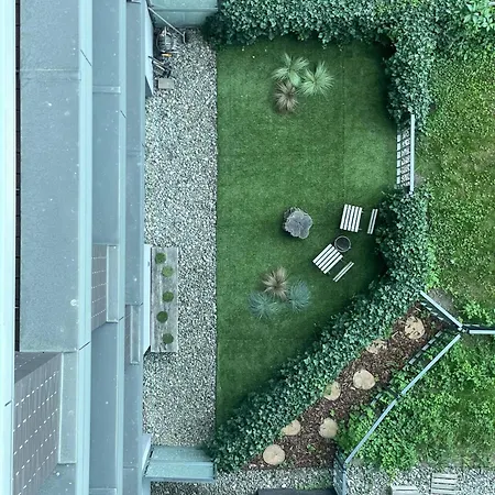 Elegant Riverside Flat Garden *