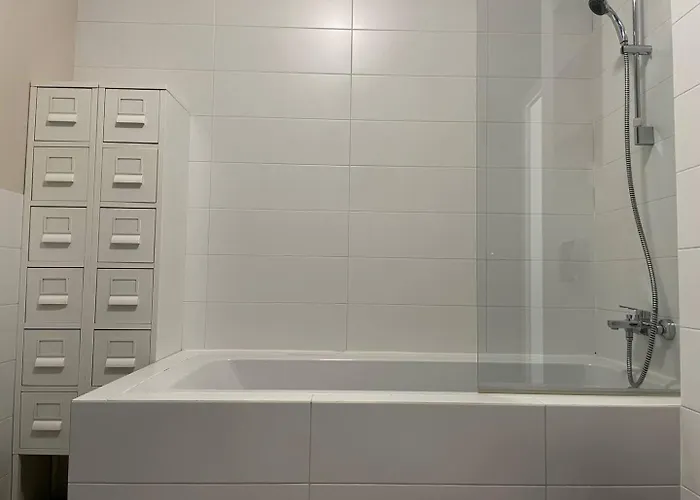 Elegant Riverside Flat Garden דירה