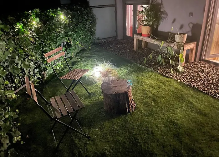 Elegant Riverside Flat Garden דירה