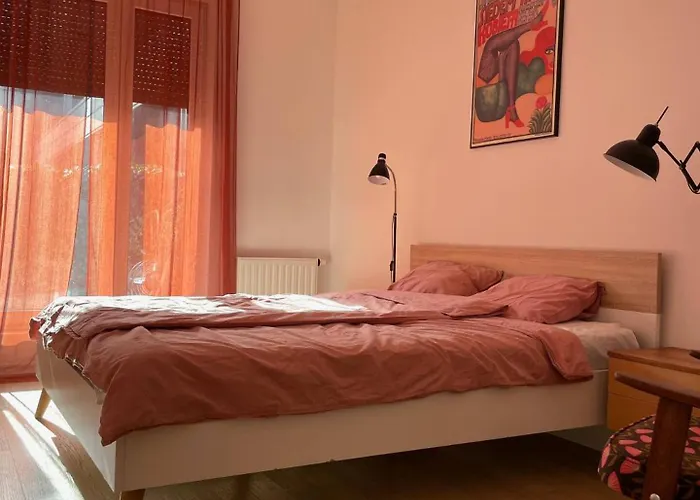 Elegant Riverside Flat Garden *