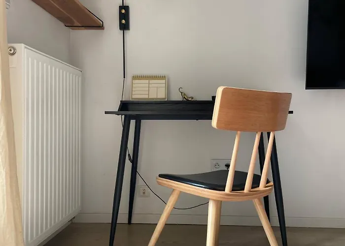 Elegant Riverside Flat Garden דירה